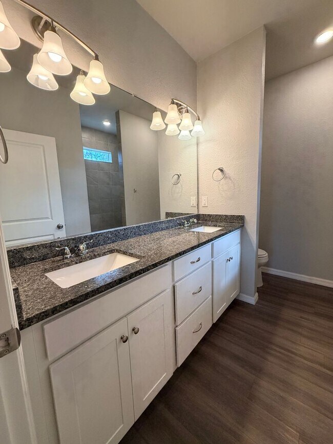 Building Photo - 3 bedrooms and 2 baths! FRESHLY RENOVATED!