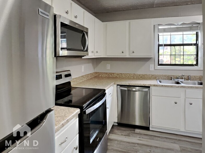 Building Photo - 4395 Coopers Creek Dr SE