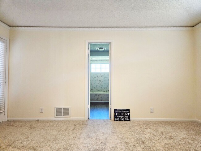 Building Photo - Brick 3/2/2 in Nice Denison Neighborhood O...