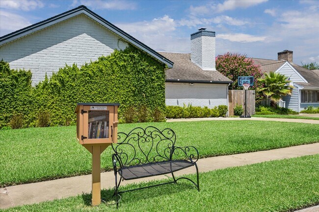 Building Photo - 11646 Manor Park Dr