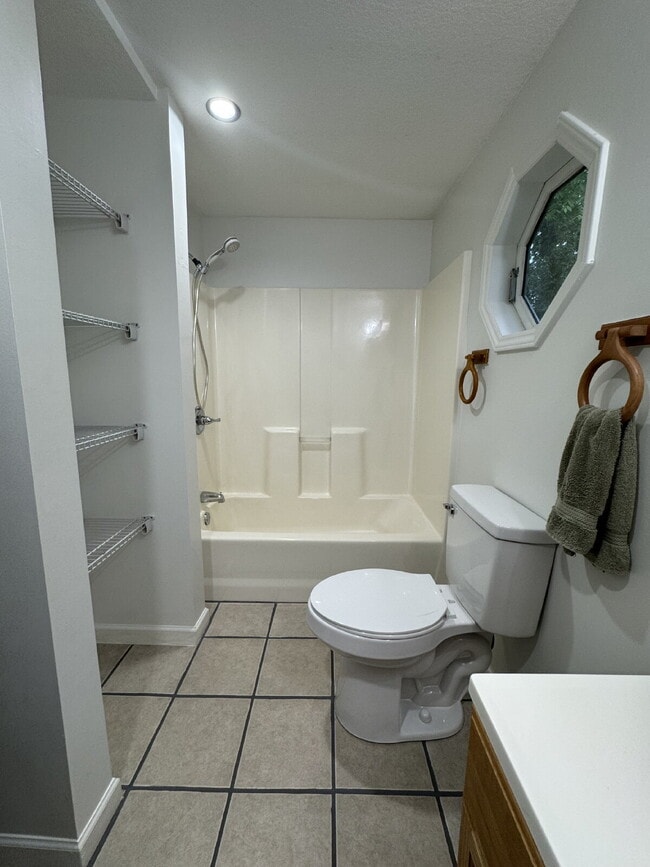 Building Photo - Fully renovated 2 bed/1 bath home with fen...