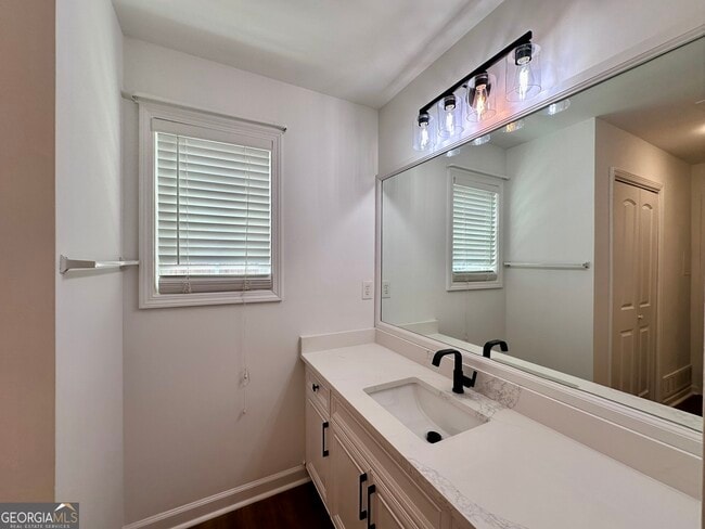Building Photo - 728 Skyview Dr NE