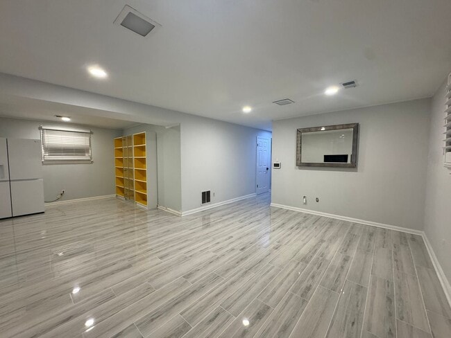 Building Photo - 805 Golden Arrow St