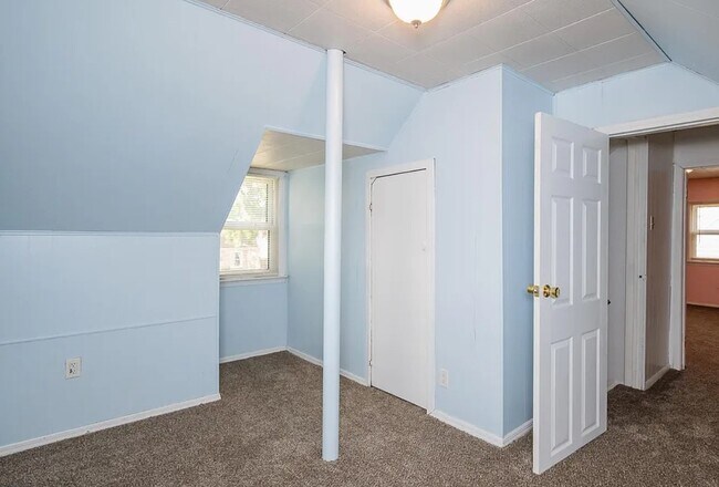 Building Photo - Spacious 4BR Family Home on Court Way | 1,875 Sq Ft | $2,593/mo