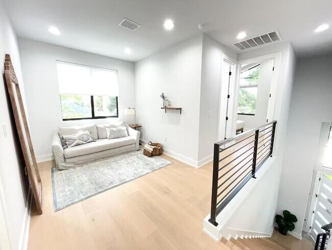 Building Photo - 2009 Canterbury St