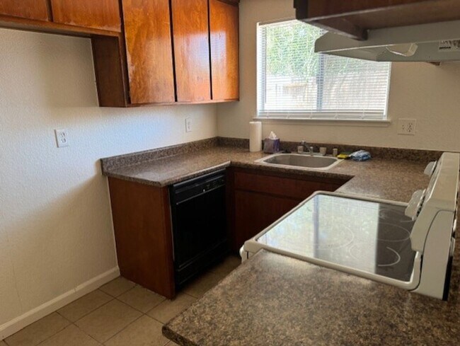 Building Photo - Duplex for Rent in S. Sacramento