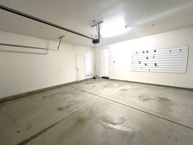 Building Photo - Modern Eastvale Home | 3 Bed | 2.5 Bath | 2-Car Garage | Pool & Gym | Solar Panels