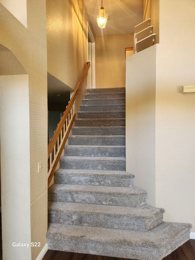 Building Photo - Beautiful 4 bedroom, 3 bathroom home locat...