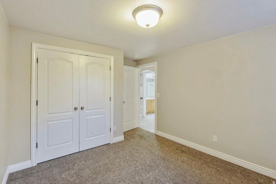 Building Photo - 1262 N Cir Cv