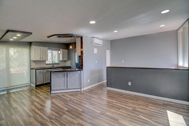 Building Photo - Remodeled 2 Bedroom in Lakewood! Great Loc...