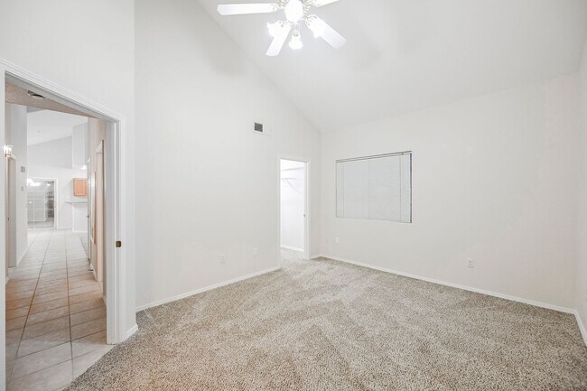 Building Photo - Gated Community townhome, with private garage