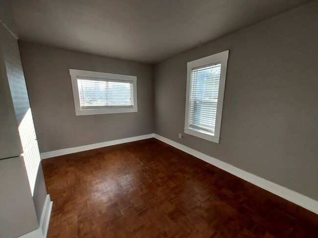 Building Photo - 2 bed 1 bath House Available Now!