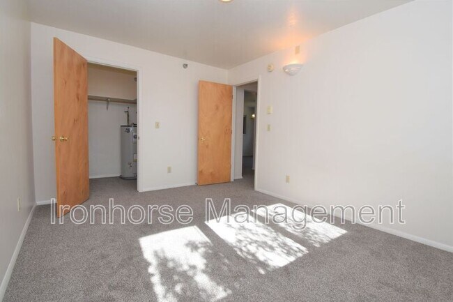 Building Photo - 813 W Villard St