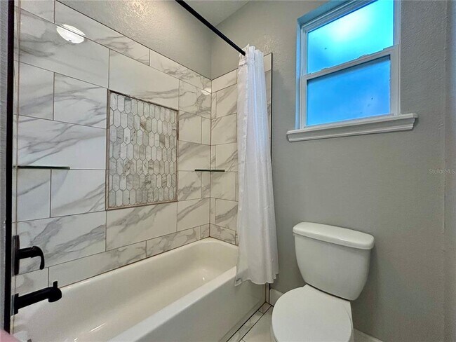 Building Photo - 1027 Campbell Ave