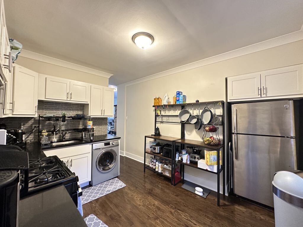 Building Photo - 842 W Waveland Ave