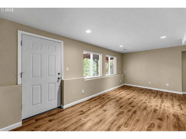 Building Photo - 1320 NW Maple Ln