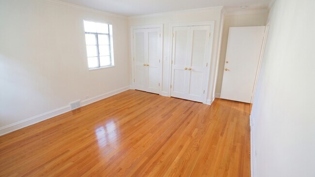 Building Photo - 460 Highcrest Dr