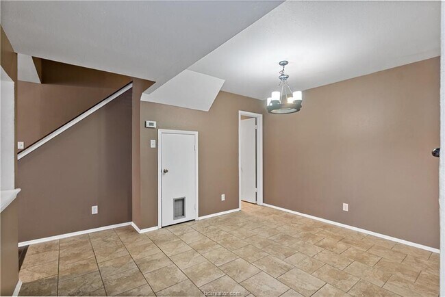 Building Photo - 2101 Barak Ln