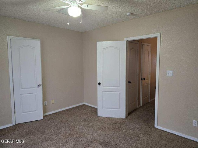 Building Photo - 12105 Castle View Way