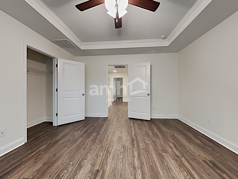 Building Photo - 507 W Lionel Rd