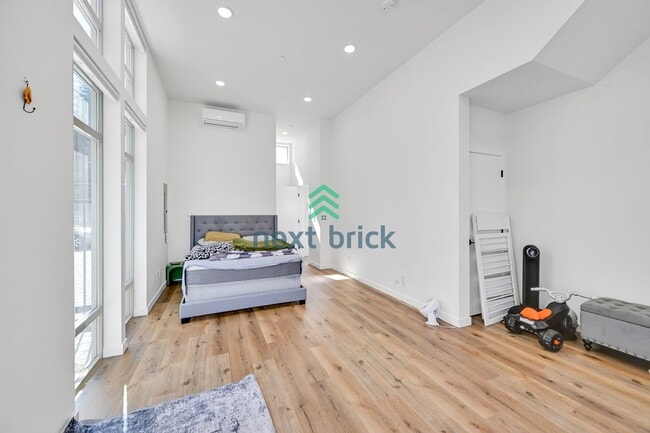 Building Photo - Modern Luxury 3 bedrooms and 2 bathrooms T...