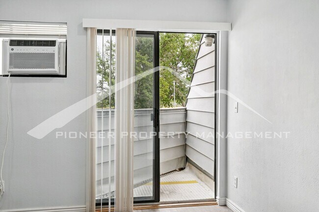 Building Photo - Charming Condo with Washer/Dryer and Mount...