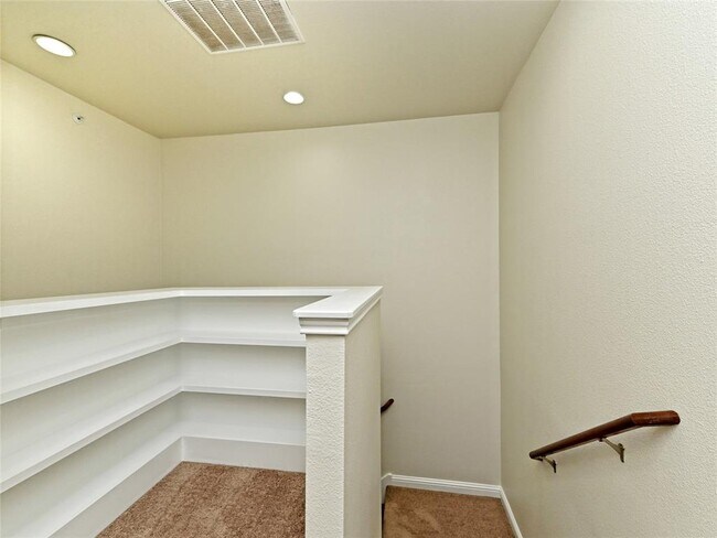 Building Photo - 6814 E Riverside Dr