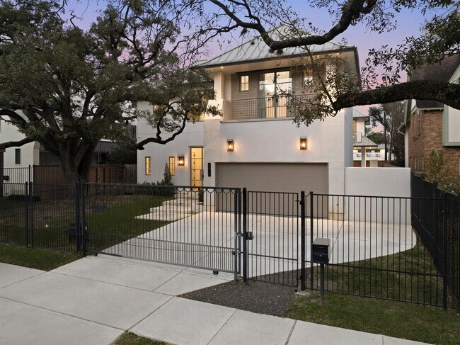 Building Photo - 2615 Yupon St