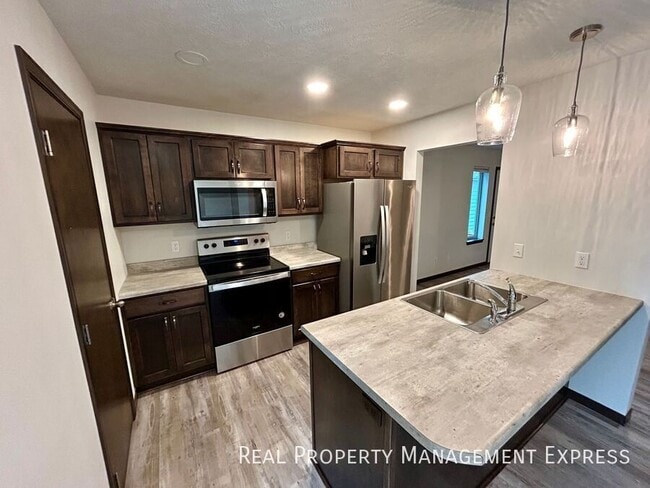 Building Photo - 3 Bed 1.5 Bath in West Sioux Falls