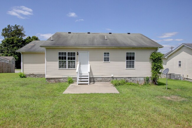 Building Photo - Hurry.  3 bed 2 bath 1 car under $1400