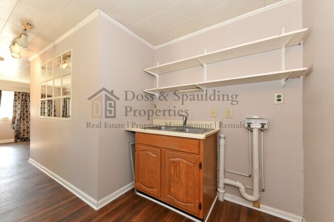 Building Photo - 1802 W Friendly Ave