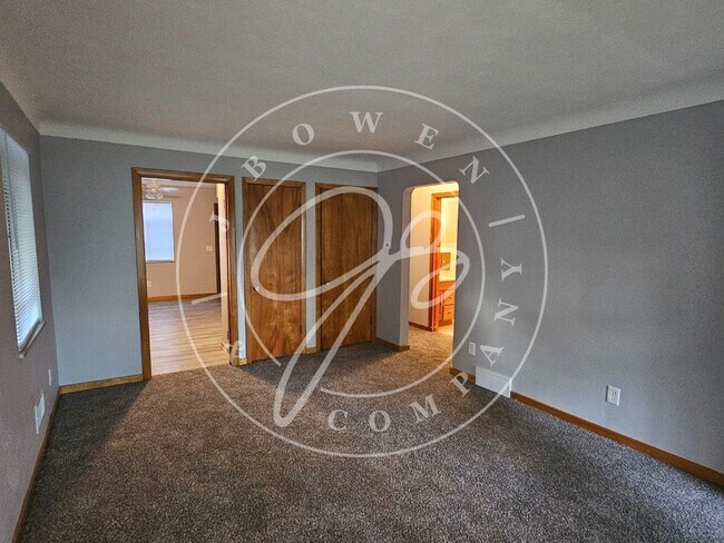 Building Photo - Beautiful 3 bedroom brick home in South Toledo