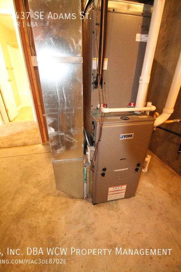 Building Photo - 4437 SE Adams St