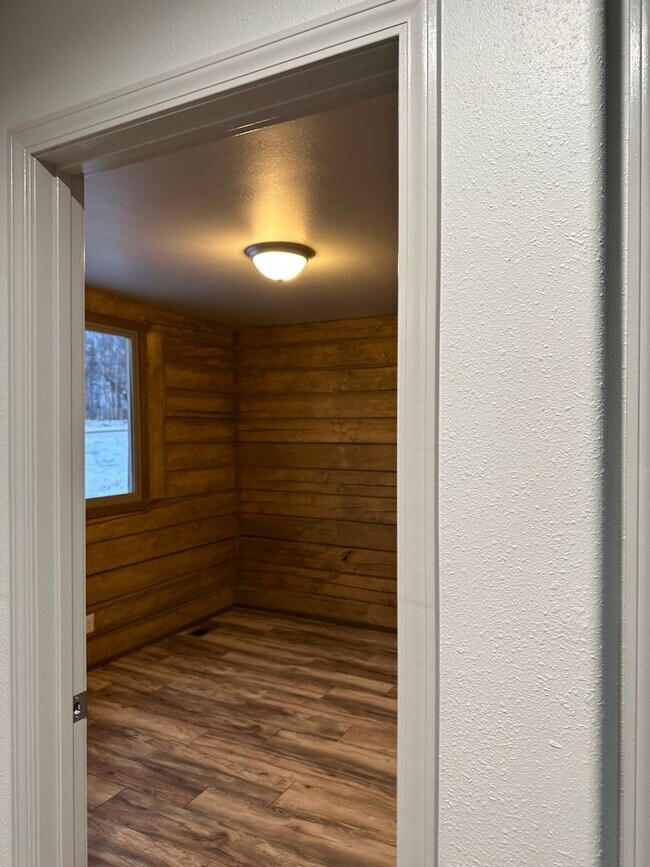 Building Photo - Sign new lease for February and save 1/2 a...