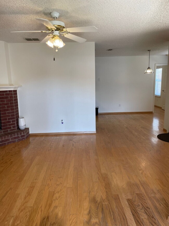 Building Photo - Cute 2 bed/2 bath/2 car garage in a great ...