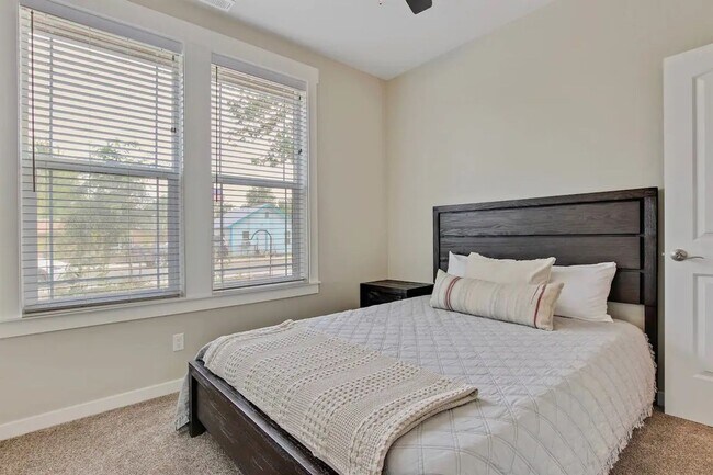 Building Photo - Beautiful 3 bedroom Single Level Home _ Pe...