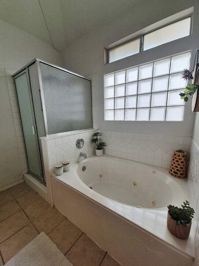 Building Photo - 1412 Stone Pointe Way