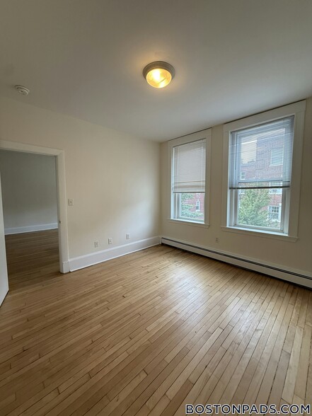Building Photo - 1539 Beacon St