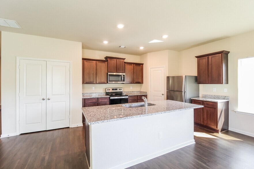 Building Photo - 728 Fitzroy Dr