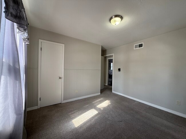 Building Photo - 1420 E 31st St S