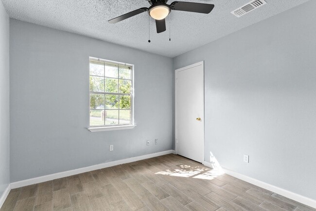 Building Photo - 1405 Hillside St