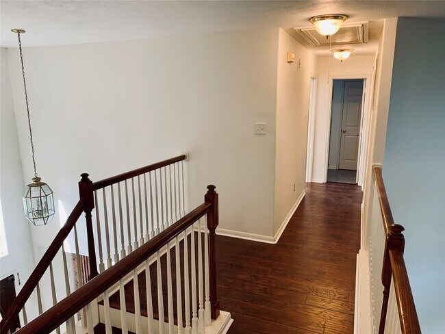 Building Photo - 8846 Gas Light Village Dr