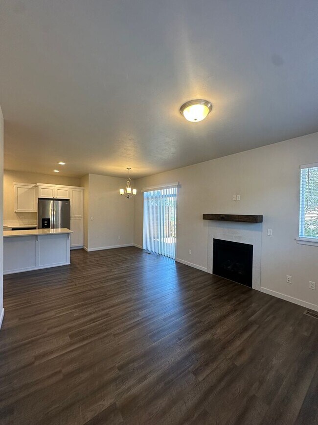 Building Photo - 944 NE Paula Dr