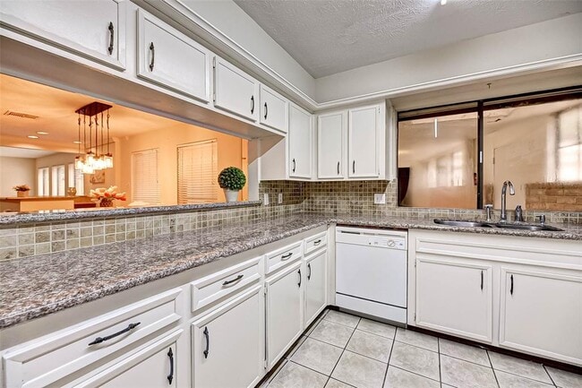 Building Photo - 2714 Green Fields Dr