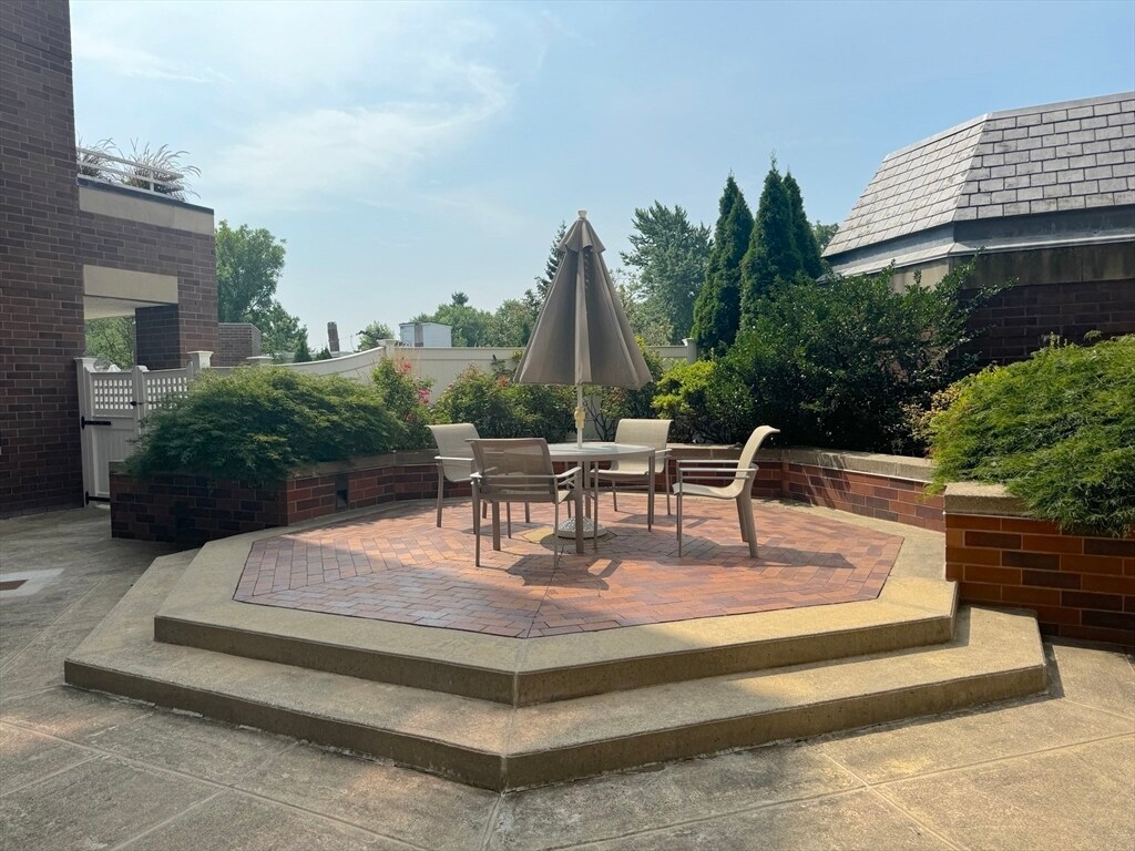 Building Photo - 950 Massachusetts Ave