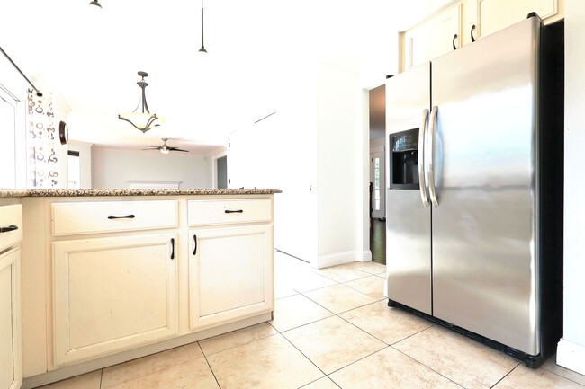 Building Photo - 5 Bed 3.5 Bath Chesterfield Charmer