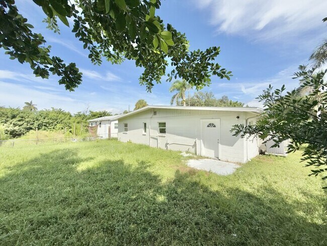 Building Photo - 2125 Mark Ave