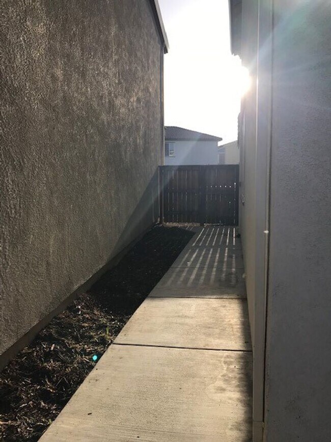 Building Photo - Beautiful home in Natomas, 3+2.5, 2-story, 2-car tandem garage, close to fwy & shopping