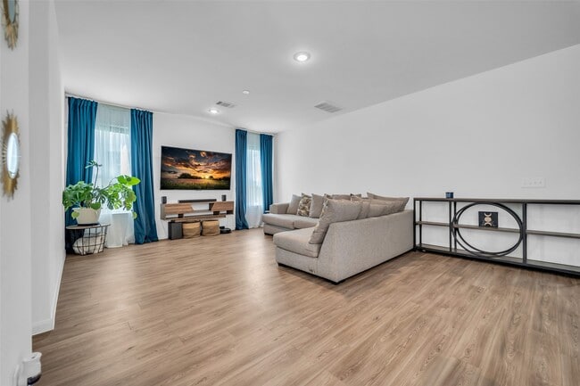 Building Photo - 7306 Madison Cmns Ln