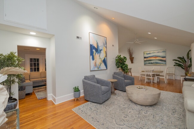 Building Photo - 944 Lakeview Dr